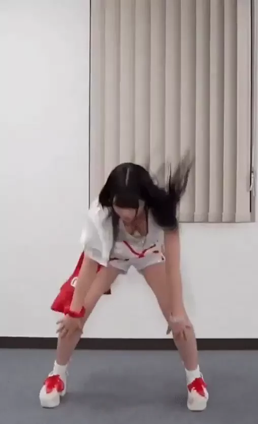 @mQyFtUq10o88118 パイパン 個人撮影 完全素人 Twitterエロ動画 【放送事故】アイドルさん、ダンス中に… シーン4