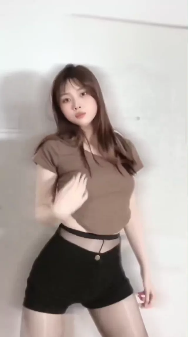 @wchaoainw パイパン 露出 完全素人 投稿エロ動画 @wchaoainw の投稿動画 シーン1