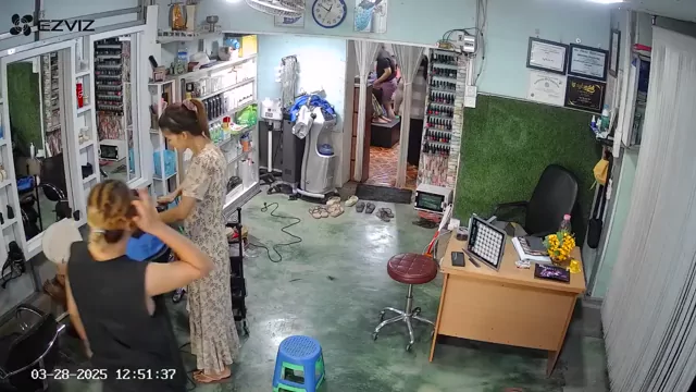 @Hoxx_7 ギャル 個人撮影 高画質 SNS流出動画 ミャンマーで大地震が発生し、美容院の中も大混 シーン1