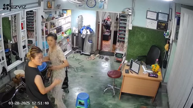 @Hoxx_7 ギャル 個人撮影 高画質 SNS流出動画 ミャンマーで大地震が発生し、美容院の中も大混 シーン2