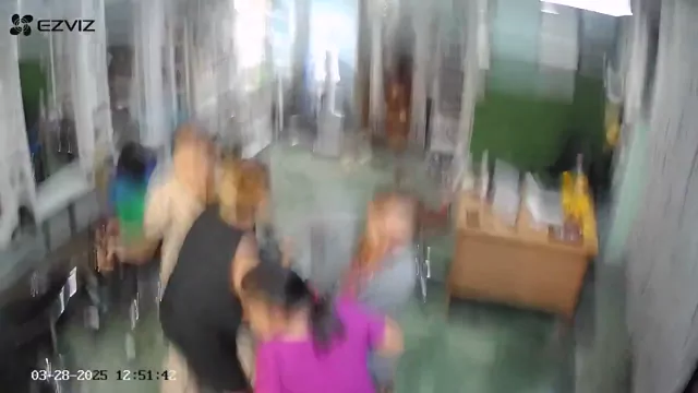 @Hoxx_7 ギャル 個人撮影 高画質 SNS流出動画 ミャンマーで大地震が発生し、美容院の中も大混 シーン3