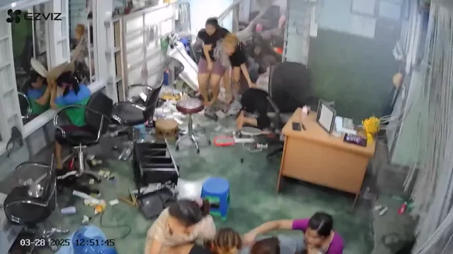 @Hoxx_7 ギャル 個人撮影 高画質 SNS流出動画 ミャンマーで大地震が発生し、美容院の中も大混 シーン4
