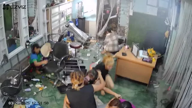 @Hoxx_7 ギャル 個人撮影 高画質 SNS流出動画 ミャンマーで大地震が発生し、美容院の中も大混 シーン6