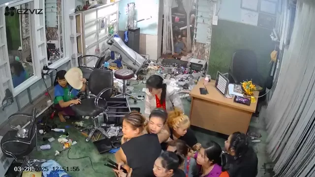 @Hoxx_7 ギャル 個人撮影 高画質 SNS流出動画 ミャンマーで大地震が発生し、美容院の中も大混 シーン8