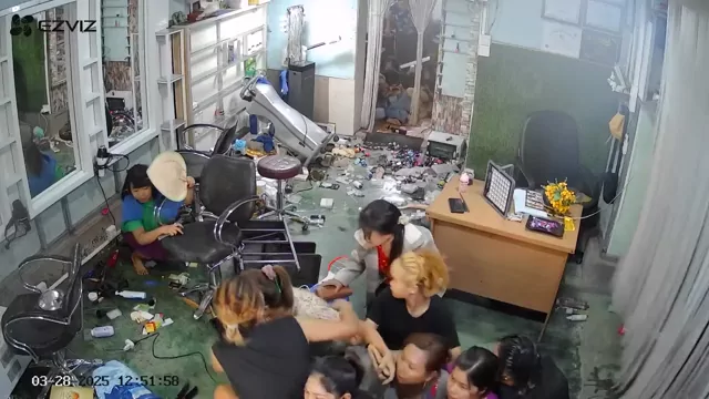 @Hoxx_7 ギャル 個人撮影 高画質 SNS流出動画 ミャンマーで大地震が発生し、美容院の中も大混 シーン9
