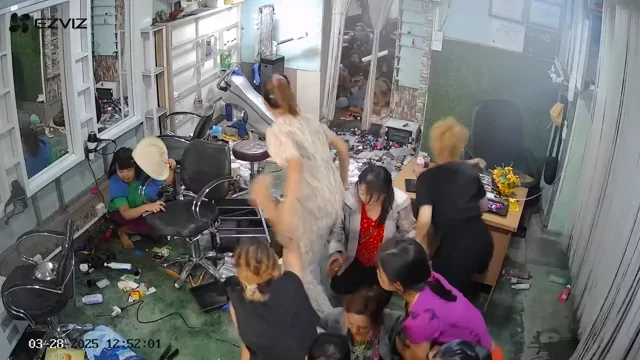 @Hoxx_7 ギャル 個人撮影 高画質 SNS流出動画 ミャンマーで大地震が発生し、美容院の中も大混 シーン10