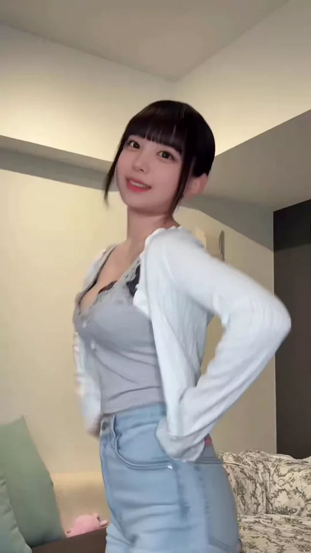 @ebichiri_naisyo 美人OL 個人撮影 話題 SNS流出動画 @ebichiri_naisyo の投稿動画 シーン1