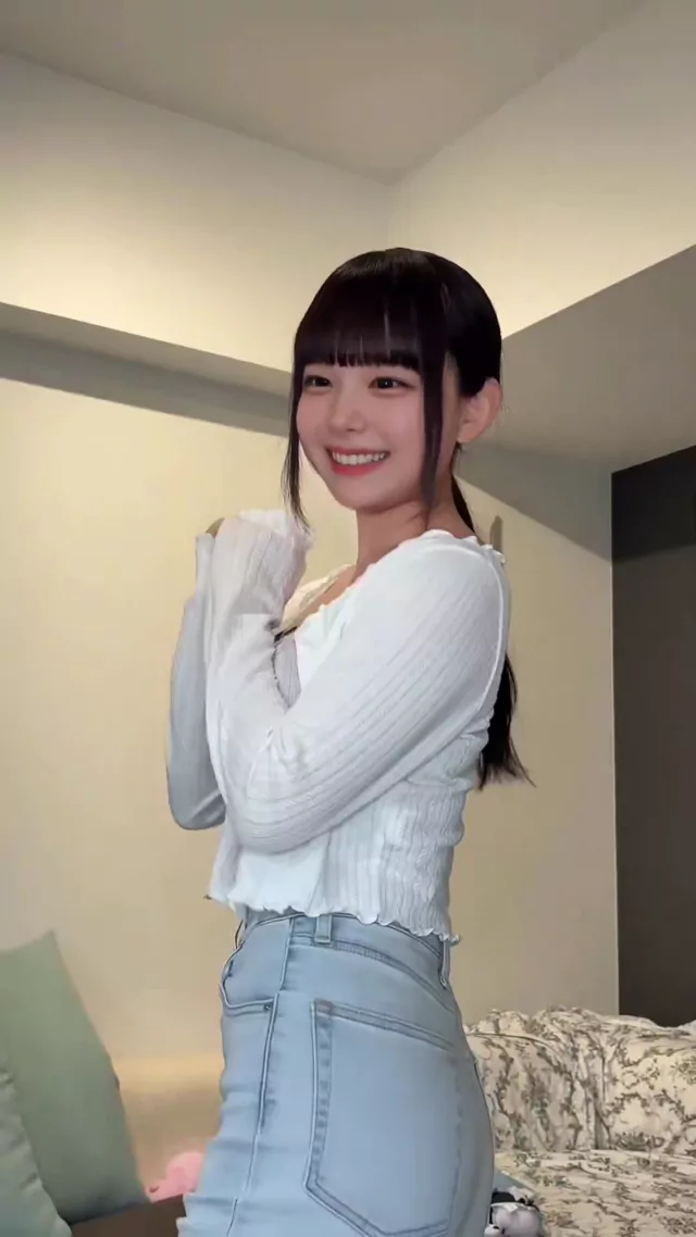 @ebichiri_naisyo 美人OL 個人撮影 話題 SNS流出動画 @ebichiri_naisyo の投稿動画 シーン4