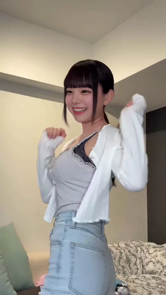 @ebichiri_naisyo 美人OL 個人撮影 話題 SNS流出動画 @ebichiri_naisyo の投稿動画 シーン5