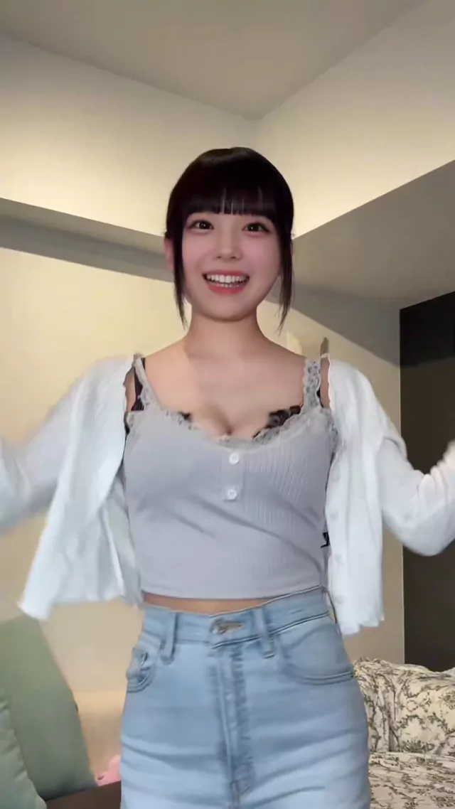 @ebichiri_naisyo 美人OL 個人撮影 話題 SNS流出動画 @ebichiri_naisyo の投稿動画 シーン6