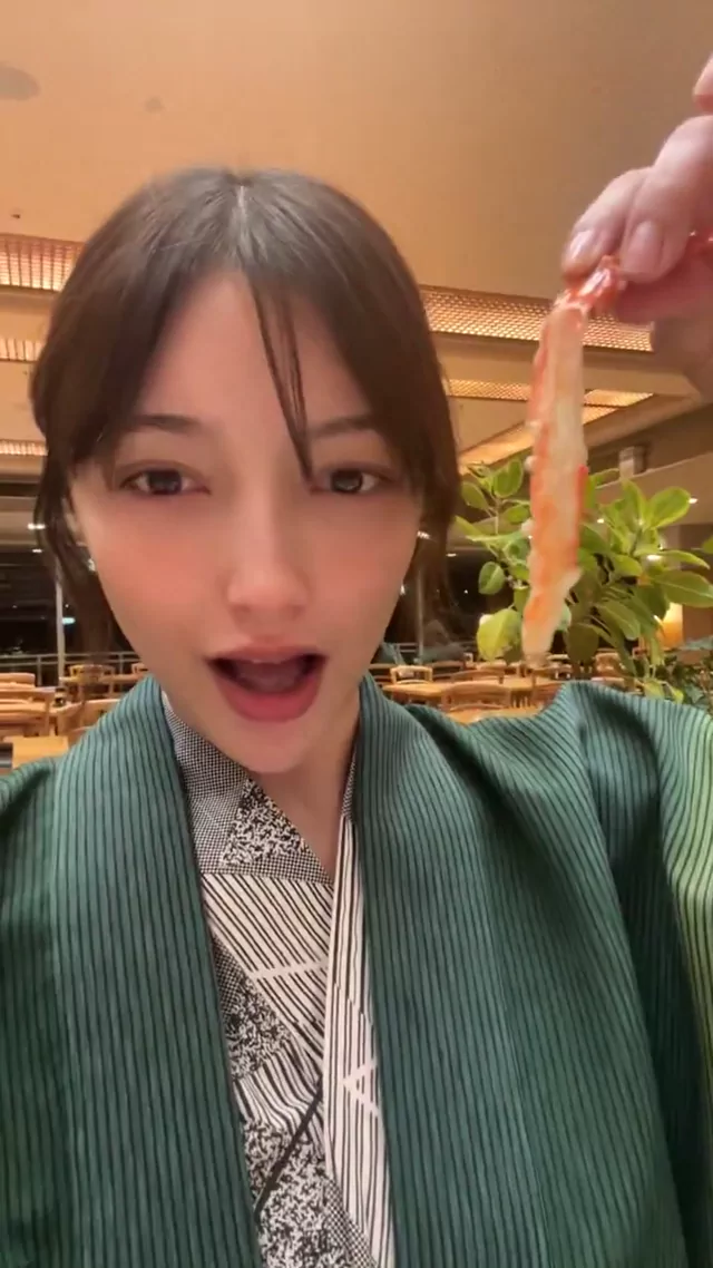 @myxx_erika 巨乳 フェラ 厳選 Twitterエロ動画 家族と蟹食べに行ったから今年は自分の殻も割って シーン1