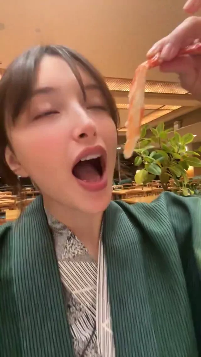 @myxx_erika 巨乳 フェラ 厳選 Twitterエロ動画 家族と蟹食べに行ったから今年は自分の殻も割って シーン2