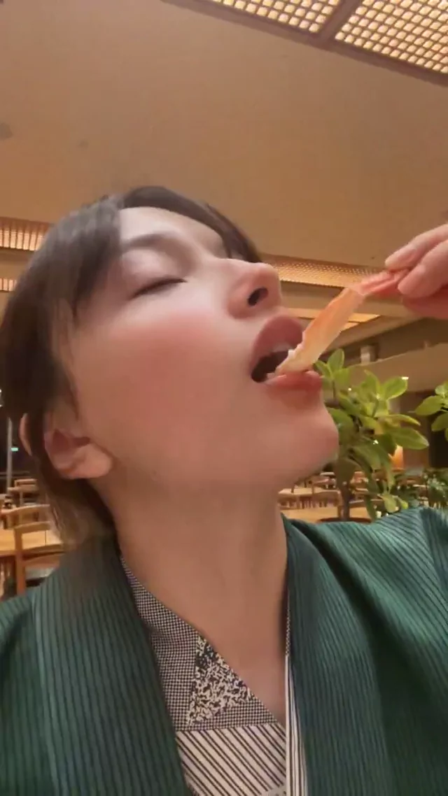 @myxx_erika 巨乳 フェラ 厳選 Twitterエロ動画 家族と蟹食べに行ったから今年は自分の殻も割って シーン3