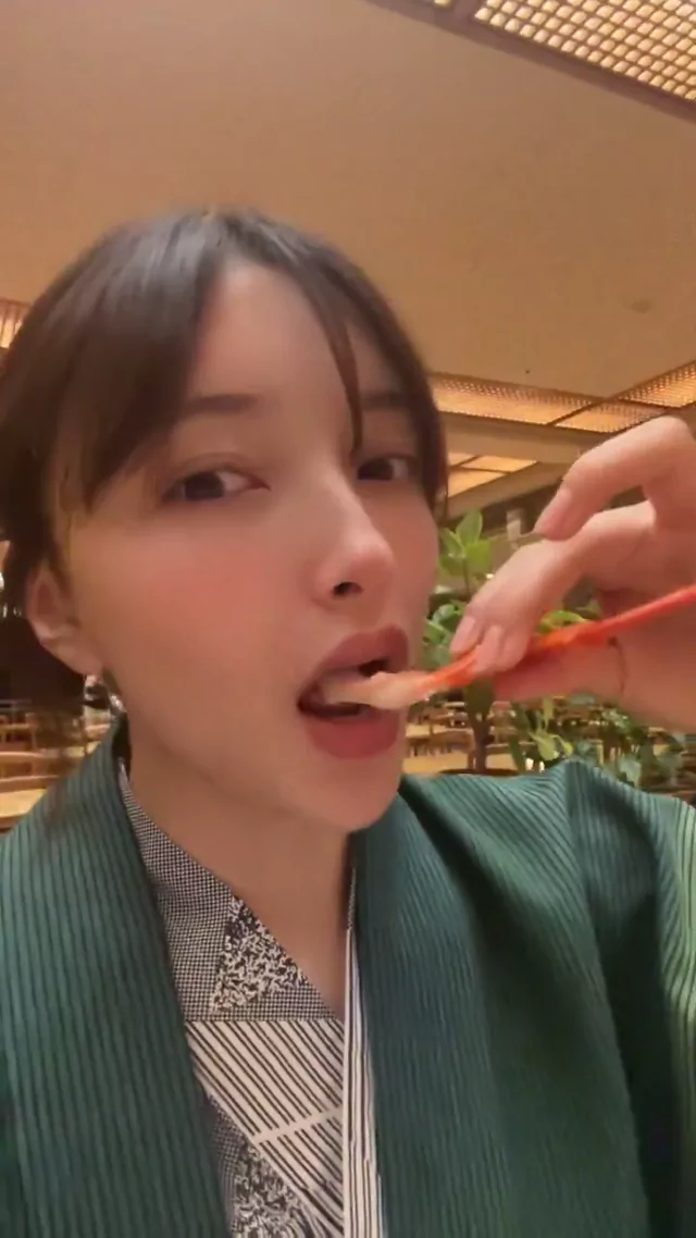 @myxx_erika 巨乳 フェラ 厳選 Twitterエロ動画 家族と蟹食べに行ったから今年は自分の殻も割って シーン4