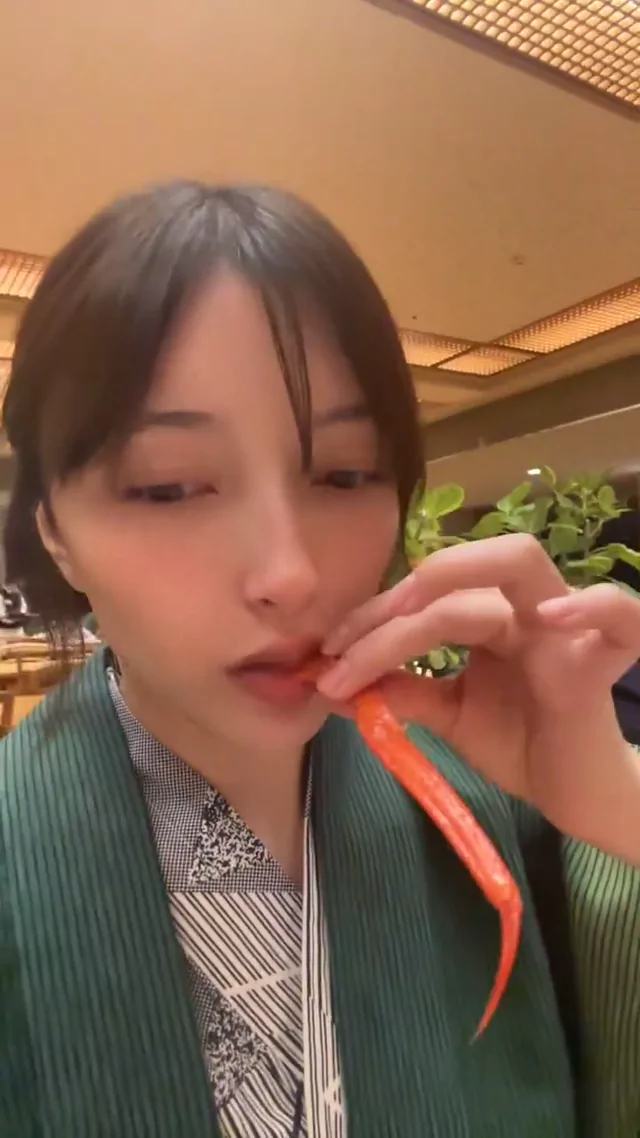 @myxx_erika 巨乳 フェラ 厳選 Twitterエロ動画 家族と蟹食べに行ったから今年は自分の殻も割って シーン5