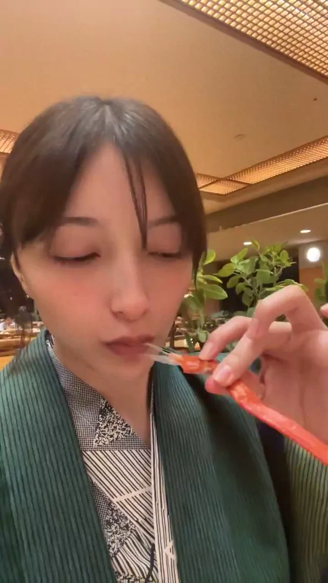 @myxx_erika 巨乳 フェラ 厳選 Twitterエロ動画 家族と蟹食べに行ったから今年は自分の殻も割って シーン6