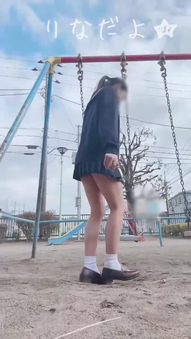 @rina_re2 清楚系 騎乗位 完全素人 SNS流出動画 制服着てブランコしてみた(*≧∀≦*) 近くに人がい シーン1