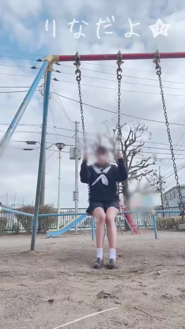 @rina_re2 清楚系 騎乗位 完全素人 SNS流出動画 制服着てブランコしてみた(*≧∀≦*) 近くに人がい シーン4