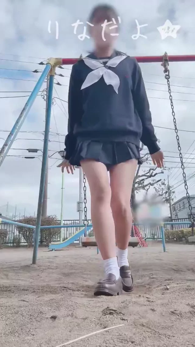 @rina_re2 清楚系 騎乗位 完全素人 SNS流出動画 制服着てブランコしてみた(*≧∀≦*) 近くに人がい シーン10