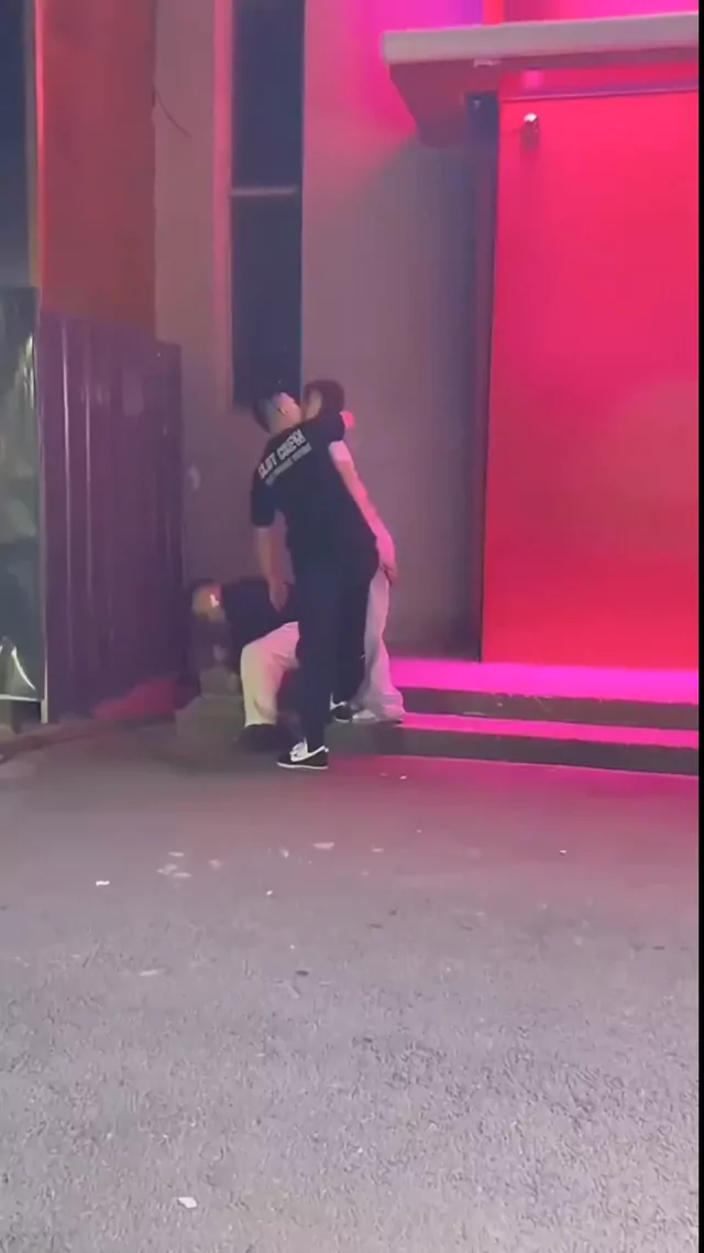 @Shenxiao123971 スレンダー 流出 完全素人 SNS流出動画 KTV门口男友喝醉蹲地呕吐 女友和其兄弟背后接 シーン1