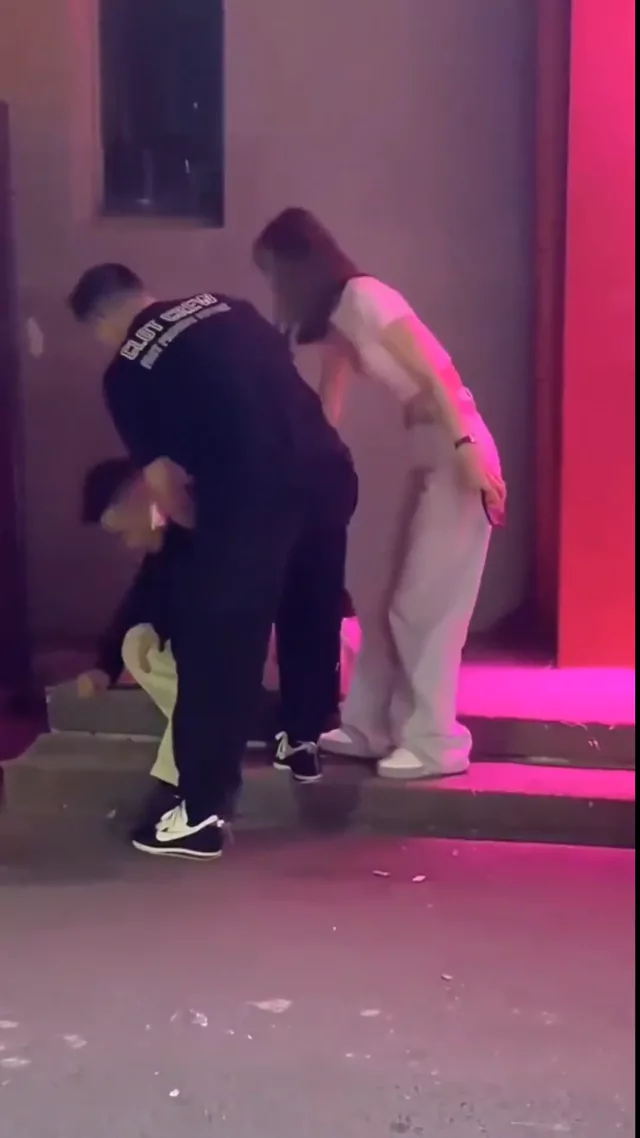 @Shenxiao123971 スレンダー 流出 完全素人 SNS流出動画 KTV门口男友喝醉蹲地呕吐 女友和其兄弟背后接 シーン5