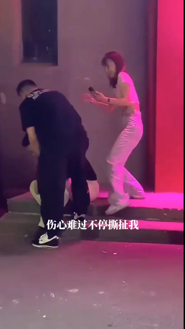 @Shenxiao123971 スレンダー 流出 完全素人 SNS流出動画 KTV门口男友喝醉蹲地呕吐 女友和其兄弟背后接 シーン6