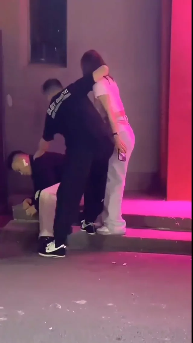 @Shenxiao123971 スレンダー 流出 完全素人 SNS流出動画 KTV门口男友喝醉蹲地呕吐 女友和其兄弟背后接 シーン9