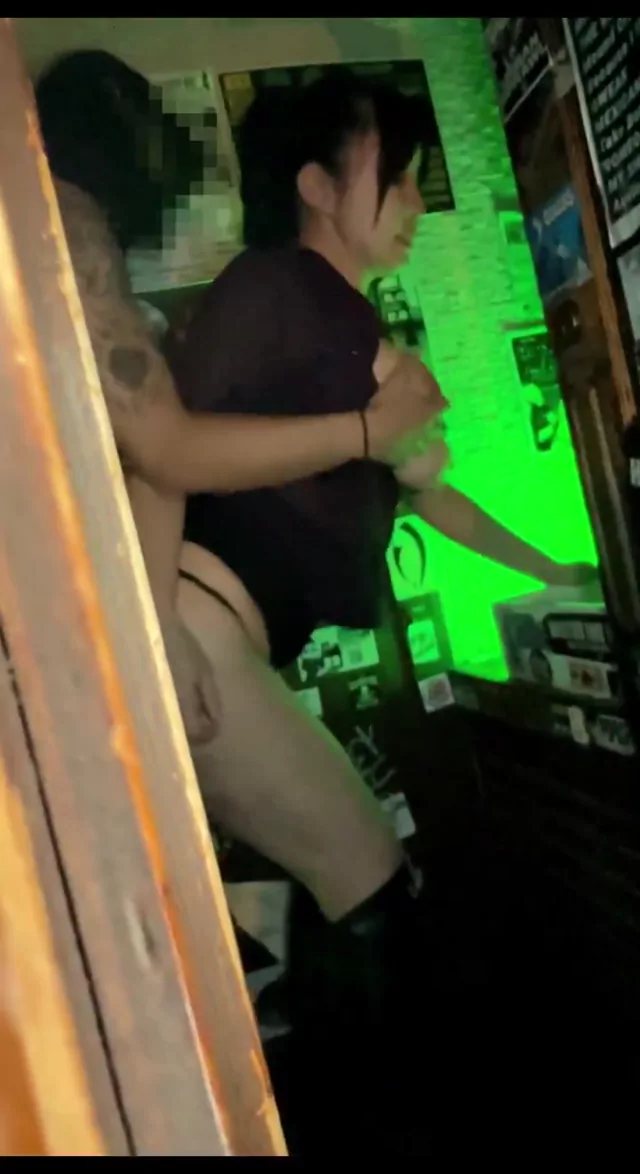 @zenzen072 美人OL 露出 完全素人 SNS流出動画 クラブトイレでSEX禁止??? シーン6