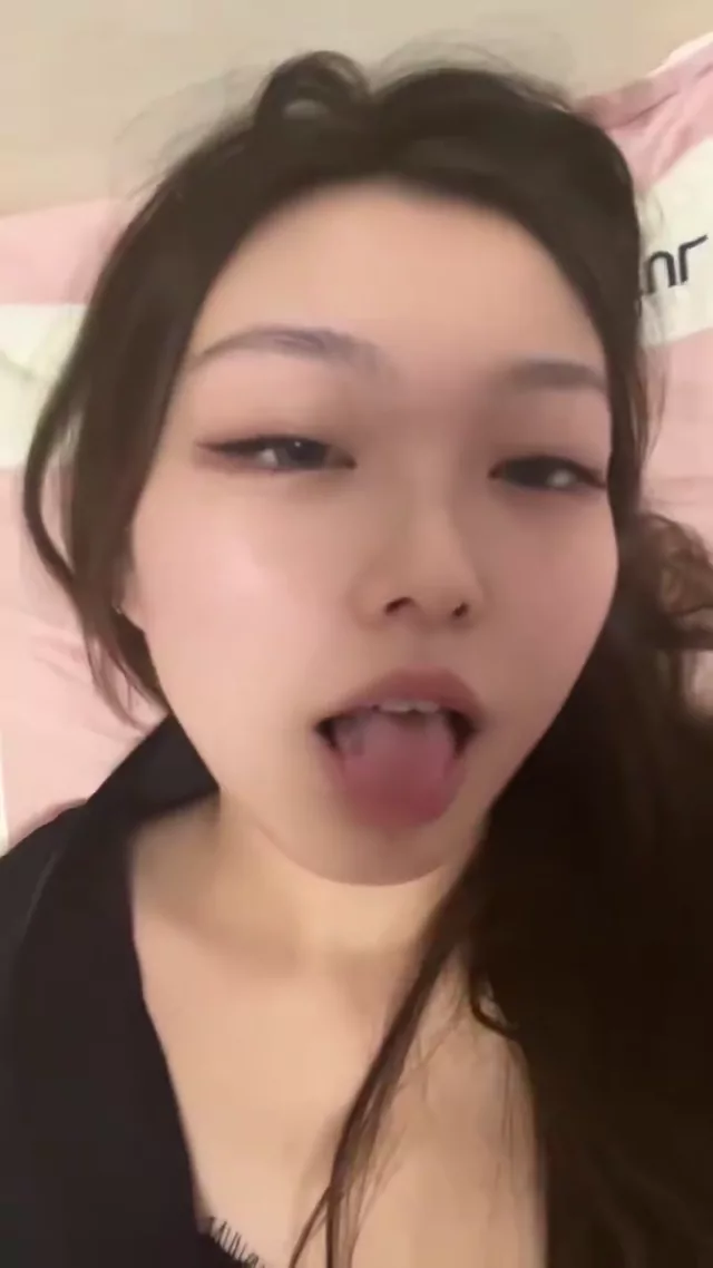 @i9euoh パイパン 露出 過激 X動画 脸有点肿了 シーン1