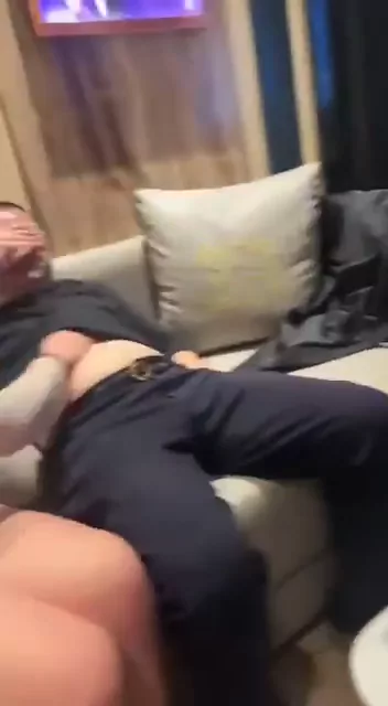@Prettygirlvedio 素人 個人撮影 リアル Twitterエロ動画 躲开，难搞的客人就得让最贱的女人服侍 シーン3