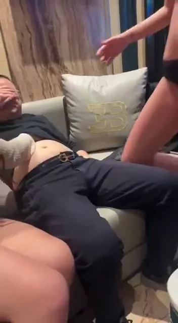@Prettygirlvedio 素人 個人撮影 リアル Twitterエロ動画 躲开，难搞的客人就得让最贱的女人服侍 シーン7