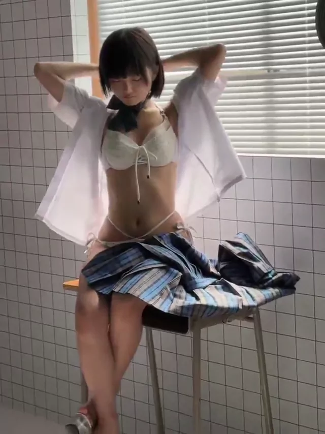 @ama6homa5kitten 美人OL 騎乗位 完全素人 裏アカ動画 @ama6homa5kitten の投稿動画 シーン2