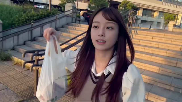 @OLrin_00 女子大生 ハメ撮り 必見 裏アカ動画 久々のノー◯ラ散歩更新しました 顔に虫きてびっく シーン1