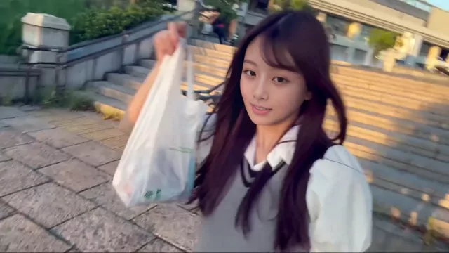 @OLrin_00 女子大生 ハメ撮り 必見 裏アカ動画 久々のノー◯ラ散歩更新しました 顔に虫きてびっく シーン4