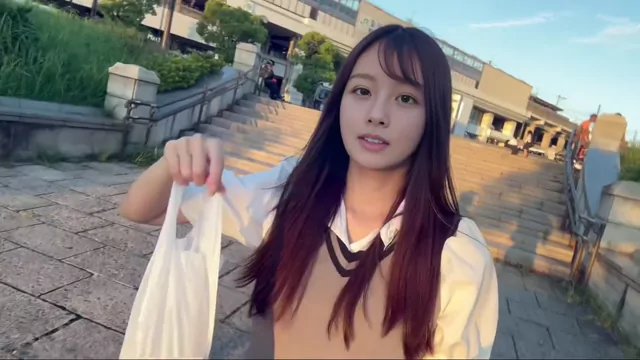 @OLrin_00 女子大生 ハメ撮り 必見 裏アカ動画 久々のノー◯ラ散歩更新しました 顔に虫きてびっく シーン10