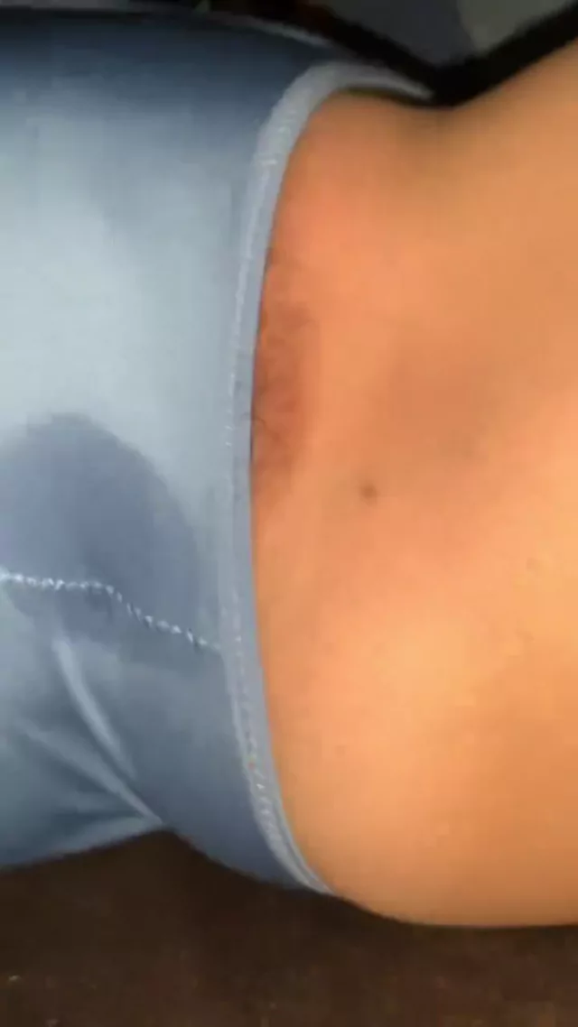 @n_trrrrr ギャル 潮吹き 厳選 投稿エロ動画 このシミがエロ過ぎる！ モロ見えなのでモザイクは シーン1