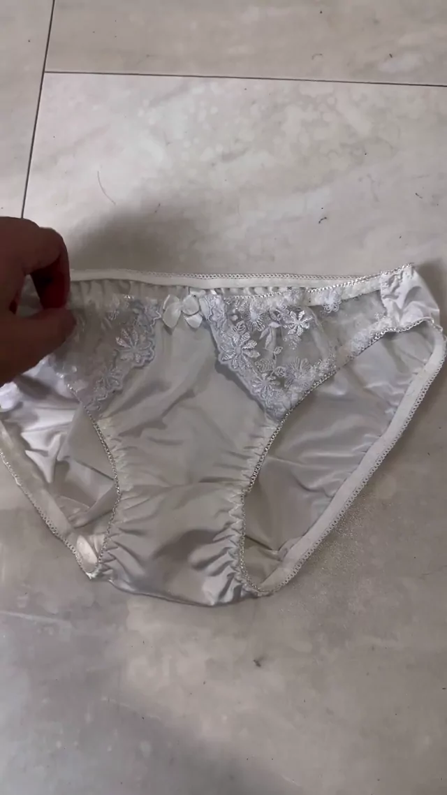 @aiko_ntr スレンダー オナニー 最新 SNS流出動画 昨日の寝取られ後に履いてたお宝パンツをあい シーン1
