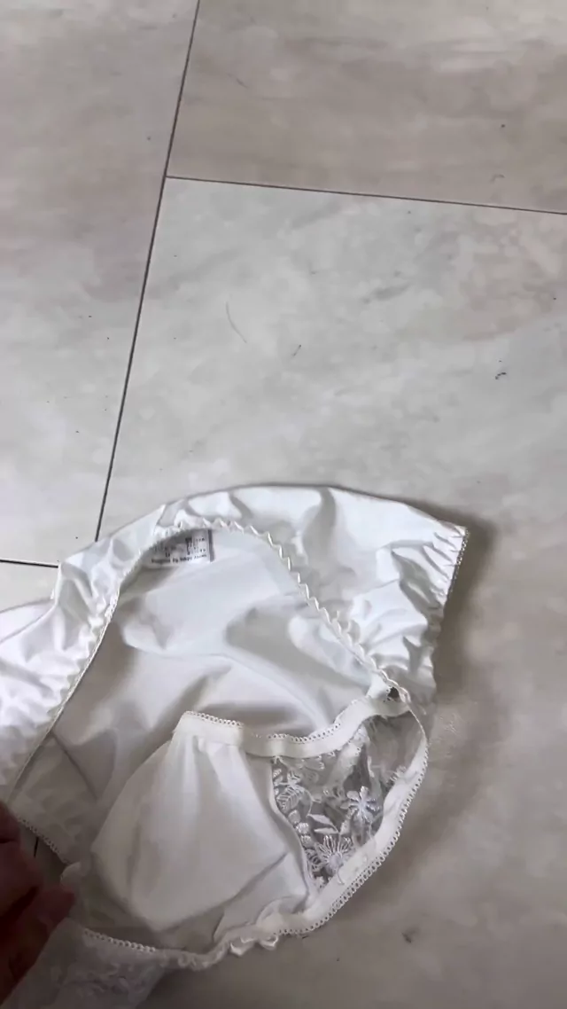@aiko_ntr スレンダー オナニー 最新 SNS流出動画 昨日の寝取られ後に履いてたお宝パンツをあい シーン2