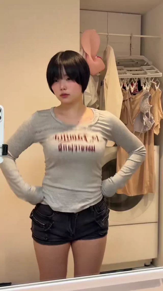 @sumire_live スレンダー 露出 話題 X動画 いつもより多めに揺れてます シーン1